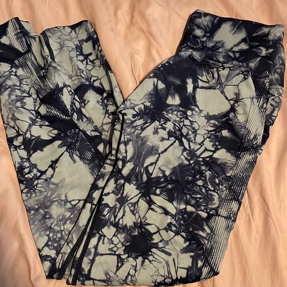 Green tie dye size large scrunch leggings never worn